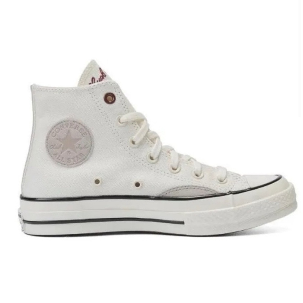 Woman’s Converse Chuck 70